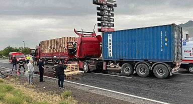 Tır duraklayan tıra arkadan çarptı: 1 yaralı
