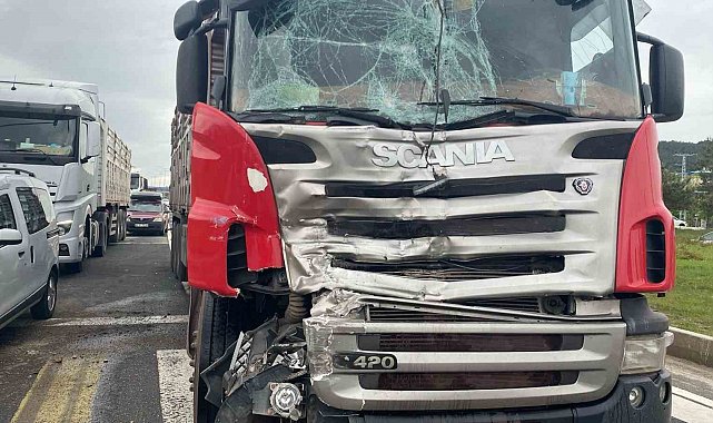 Tır ile kamyonet çarpıştı: 1 yaralı