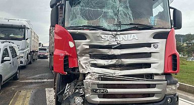 Tır ile kamyonet çarpıştı: 1 yaralı