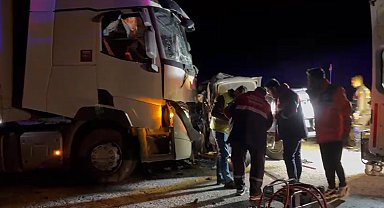 Tır ile pikap kafa kafaya çarpıştı: 1 ölü