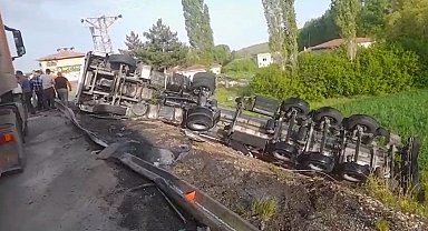 Tır şarampole devrildi, sürücüsü yaralandı