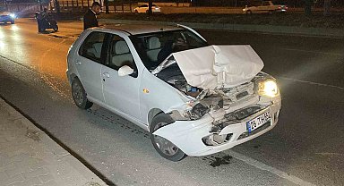 Tıra arkadan çarpan otomobil kullanılmaz hale geldi, sürücüsü yaralandı