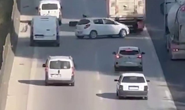 Tırın kopan lastik kaplaması, zincirleme kazaya sebep oldu: O anlar kamerada