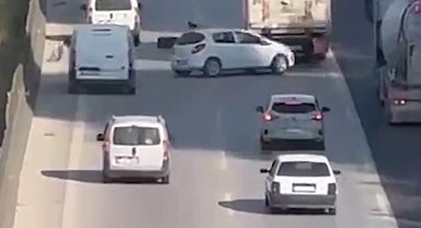 Tırın kopan lastik kaplaması, zincirleme kazaya sebep oldu: O anlar kamerada