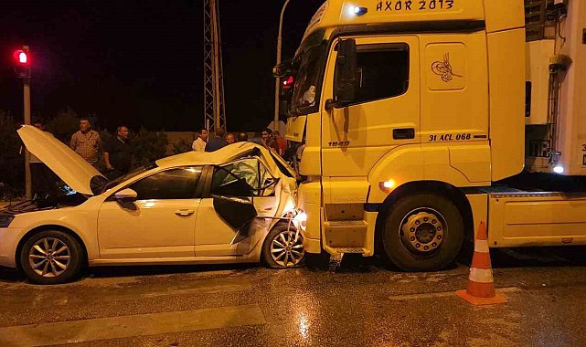 Tırla çarpışan otomobil demir yığınına döndü: 2 yaralı