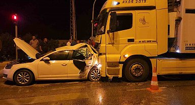 Tırla çarpışan otomobil demir yığınına döndü: 2 yaralı