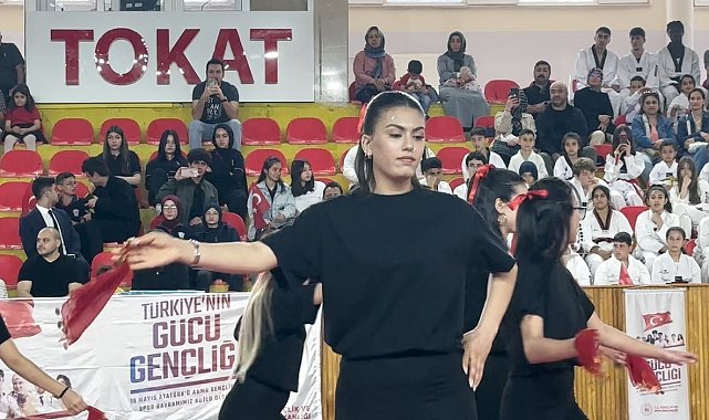 Tokat'ta geleneksel ellik halayı modern step ile yeni boyut kazandı