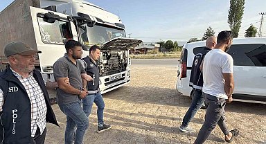 Tokat'ta gümrük mührü kırılmış iki tırda 17 kaçak göçmen yakalandı