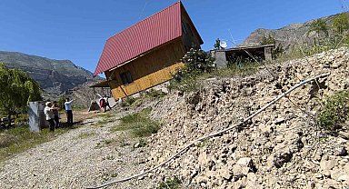 Tortum Şelalesi'nin eteklerinde heyelan