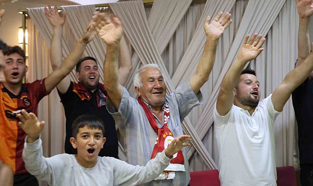 Torunlarıyla maçı izledi, takımının şampiyonluk coşkusunu yaşadı
