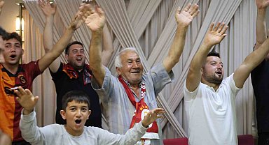 Torunlarıyla maçı izledi, takımının şampiyonluk coşkusunu yaşadı