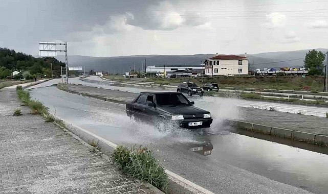 Tosya'da sağanak yağış etkili oldu, yollarda su birikintisi oluştu
