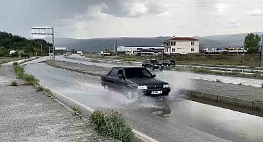 Tosya'da sağanak yağış etkili oldu, yollarda su birikintisi oluştu