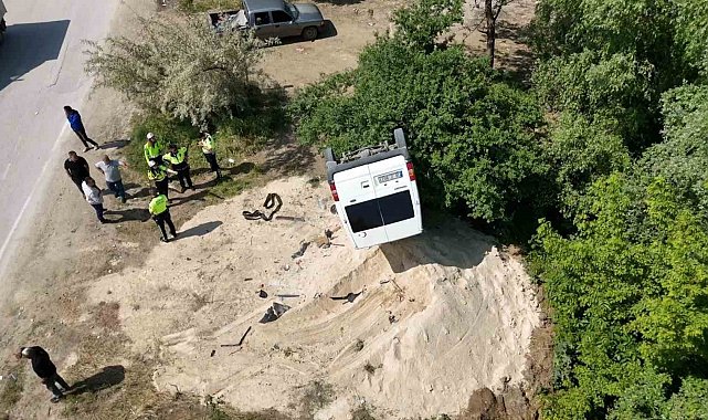 Tozu dumana katan minibüs ortalığı böyle savaş alanına çevirdi: 3 yaralı