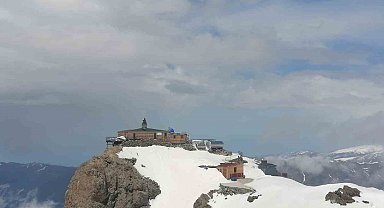 Trabzon'da 3 bin 200 rakımda karla mücadele