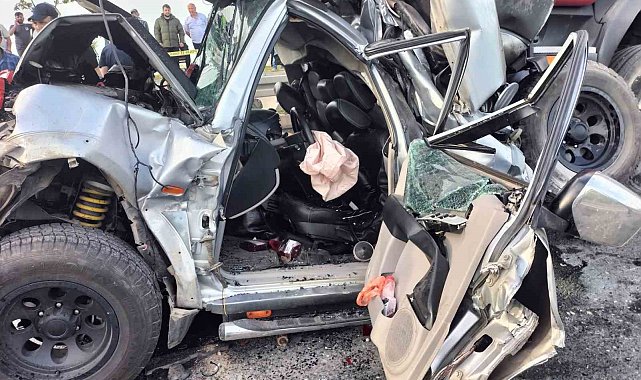 Trabzon'da iki tır arasına sıkışan araç hurdaya döndü: 3 yaralı