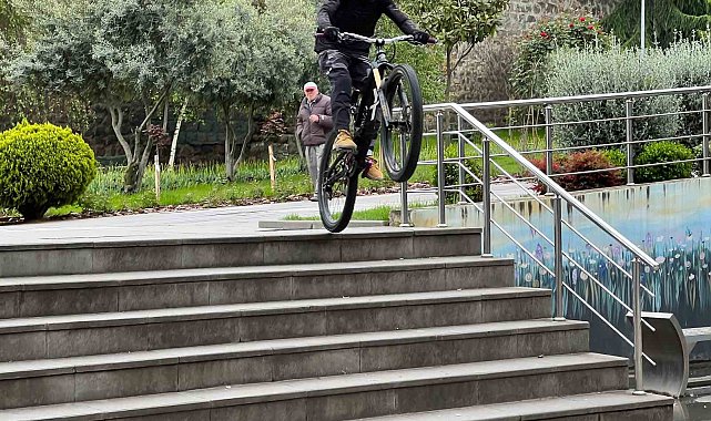 Trabzonlu genç yetenek merdivenlerden bisikleti ile adeta uçarak iniyor