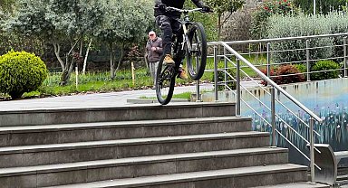 Trabzonlu genç yetenek merdivenlerden bisikleti ile adeta uçarak iniyor