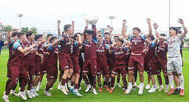 Trabzonspor U19 takımı şampiyonluk kupasını aldı