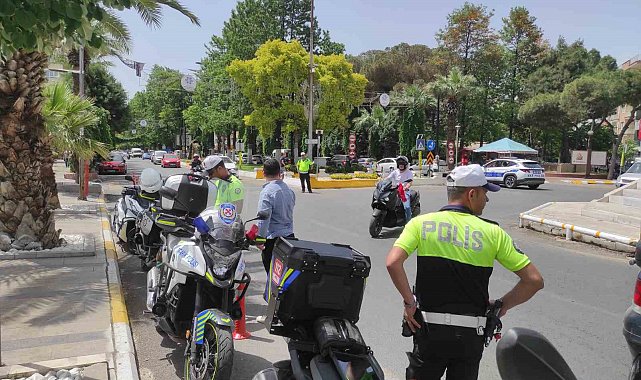 Trafik ekipleri emniyet kemerinin önemine dikkat çekti