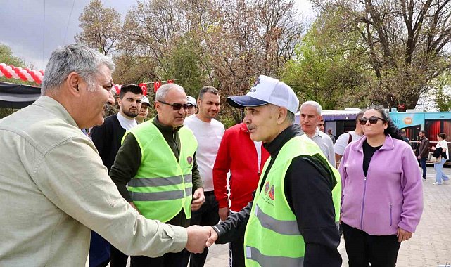 Trafik güvenliği için motosiklet sürücülerine sarı yelekler hediye edildi