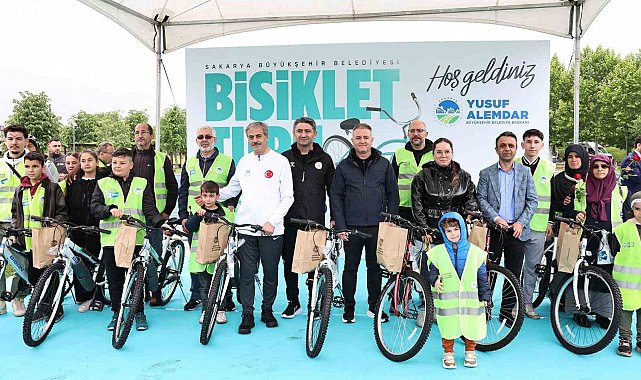 Trafik Haftası'nda Başkan Alemdar, 10 kişiye bisiklet ve kask hediye etti