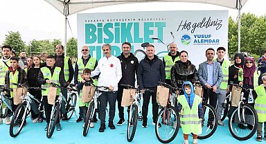 Trafik Haftası'nda Başkan Alemdar, 10 kişiye bisiklet ve kask hediye etti