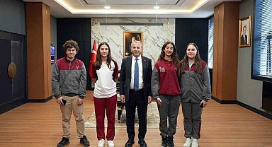 Trafik konulu resim yarışmasında dereceye giren öğrenciler Emniyet Müdürü Kurt'u ziyaret etti