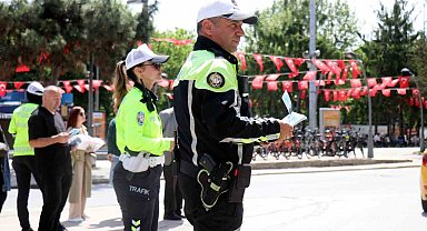 Trafik kuralları için kendisini bilgilendiren polisi tebrik etti: Kuralları ihlal edenlere böyle tepki gösterdi