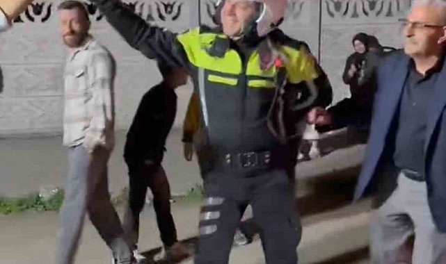 Trafik polisi halay çekti, renkli görüntüler çıktı