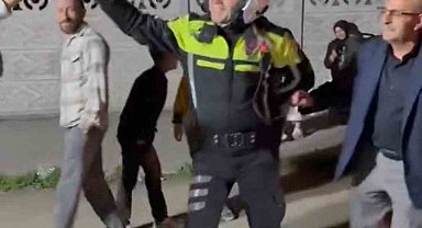 Trafik polisi halay çekti, renkli görüntüler çıktı