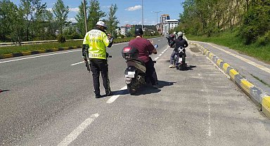 Trafikte kazaya davetiye çıkaran motosiklet sürücüsü kamerada