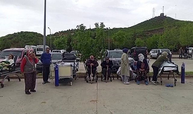 Tunceli Devvlet Hastanesinde yangın çıktı. Hastalar tedbir amaçlı hastane bahçesine çıkarıldı