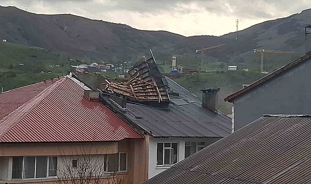 Tunceli'de fırtına etkili oldu, çatılar uçtu, ulaşımda aksamalar yaşanıyor