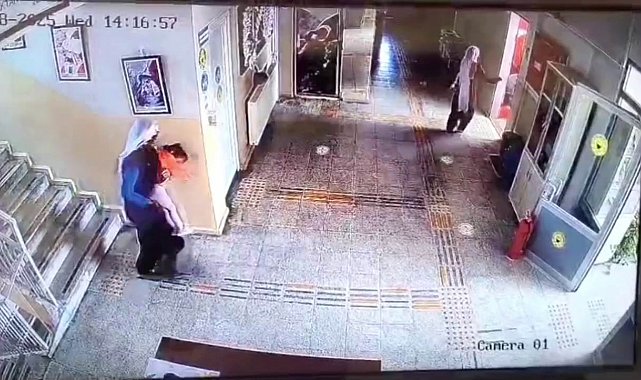 Tunceli'de müdürün Heimlich manevrası, minik çocuğun hayatını kurtardı