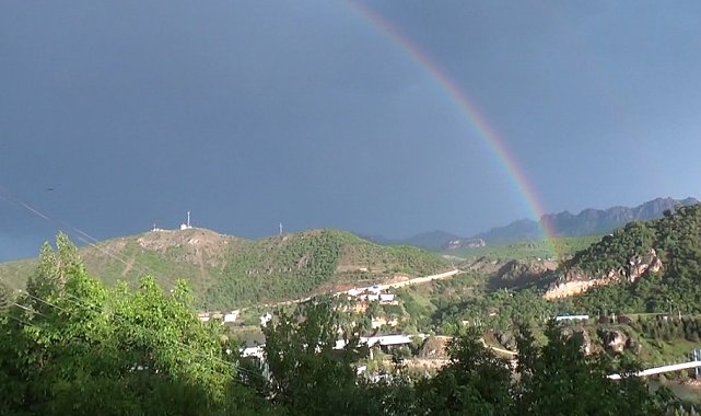 Tunceli'de, yağmur sonrası çıkan gökkuşağı görsel şölen sundu