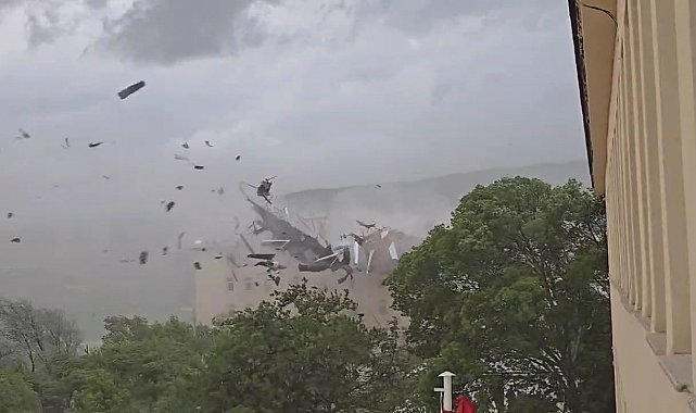 Tunceli'deki fırtınada çatı saniyeler içerisinde parçalandı