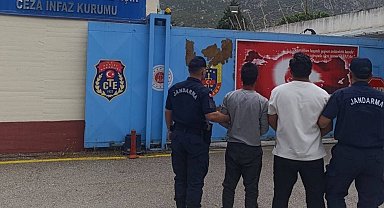 Turgutlu'da aranan 2 şahıs jandarmadan kaçamadı