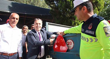 Turgutlu'da traktör sürücülerine reflektör uyarısı yapıldı