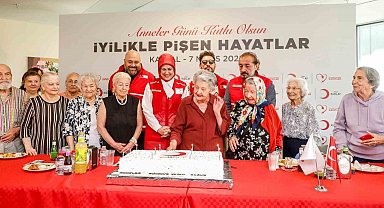 Türk Kızılay'dan deprem bölgesinde 'Anneler Günü' kutlaması