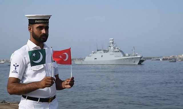 Türk savaş gemisi "TCG BÜYÜKADA" Pakistan'da