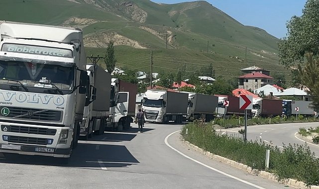 Türkiye-İran sınırında 2 kilometrelik tır kuyruğu