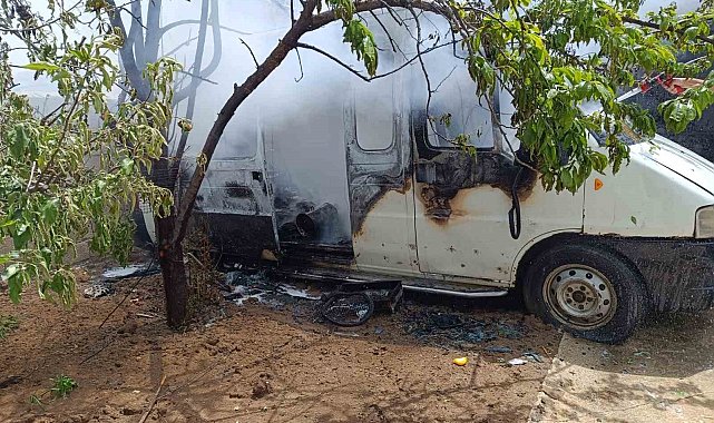 Tuşba'da park halindeki minibüs yandı