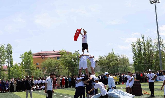 Tutak'ta 19 Mayıs Atatürk'ü anma Gençlik ve Spor Bayramı Coşkuyla kutlandı