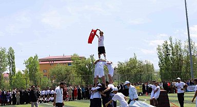 Tutak'ta 19 Mayıs Atatürk'ü anma Gençlik ve Spor Bayramı Coşkuyla kutlandı