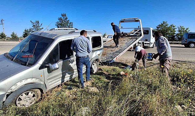 Tütün işçilerini taşıyan otomobil, hafif ticari araçla çarpıştı; 6 yaralı