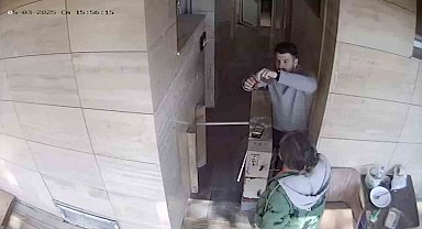 Tuvalette bulduğu altın dolu keseyi polise teslim etti