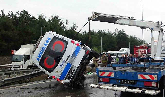 Tuzla'da hasta nakil ambulansı yan yattı: 3 yaralı