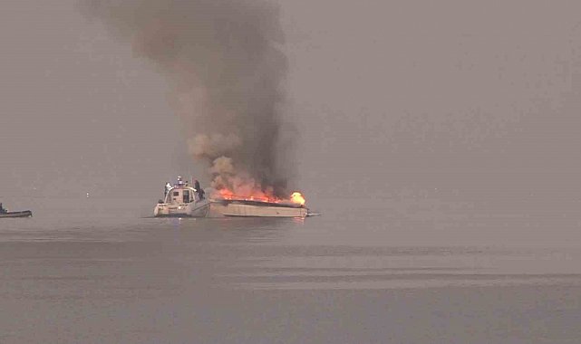 Tuzla'da tekneler alev alev yandı