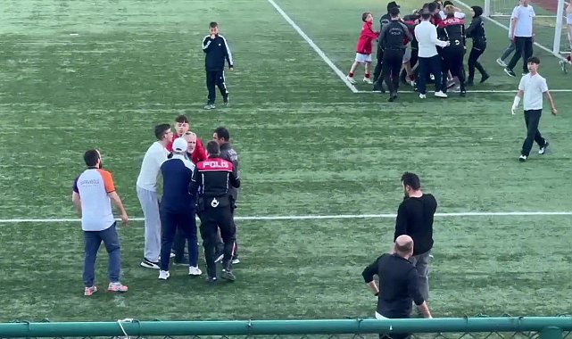 U-15 Futbol Ligi şampiyonluk maçında saha karıştı